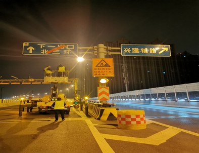 枣庄郑州市北三环彩虹桥交通标志牌安装现场